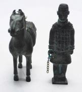 Lote 25 - ESCULTURAS ORIENTAIS - escultura de cavalo e de guerreiro em bronze. Dimensão: cavalo 10x3,5x13 cm, guerreiro 11 cm de altura. Sinais de uso