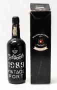 Lote 108 - REAL VINICOLA 1983 - Garrafa de vinho do Porto 1983 - Vintage Port. (75cl, 20%vol.). Ligeira falha no lacre, sem perdas. Em caixa de cartão de origem (danificada) . Nota: Garrafa idêntica á venda por € 75 . Consultar valor indicativo em https://www.garrafeiranacional.com/1983-real-vinicola-vintage-porto.html