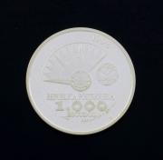 Lote 135 - MOEDA DE 1000 ESCUDOS EM PRATA 925, REPÚBLICA PORTUGUESA - Moeda Comemorativa Ano Internacional dos Oceanos Expo98, edição de 1998. Peso: 27 g. Dim: 4 cm (diâmetro). Edição Imprensa Nacional Casa da Moeda. Na caixa original. Nota: em bom estado. Sem classificação atribuída, cabe ao licitante atribuir a classificação e a valorização que entender correta