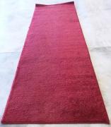 Lote 25 - PASSADEIRA - passadeira em lã de cor vermelha. Dimensão: 100x320 cm. Bom estado geral, a necessitar de limpeza