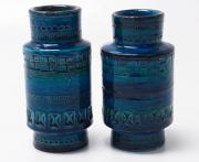 Lote 230 - JARRAS - par de jarras redondas em barro italiano vidrado em tons de azul ornamentadas com motivos geométricos. Dimensão: 16x8,5ø cm. Bom estado geral