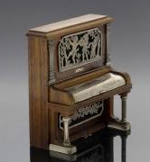 Lote 156 - PIANO, MINIATURA EM PRATA 925 - Representando piano em prata e madeira. Peso total: 180 g. Dim: 10x9x5 cm. Nota: com marcas de contraste em vigor