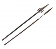 Lote 104 - LANÇAS - Conjunto de 2 lanças em ferro com cabos em madeira sendo uma de ponta simples com enrolamentos em cobre no cabo e uma de ponta em tridente. Dim: 135 e 128 cm respectivamente. Nota: sinais de uso, falhas e defeitos