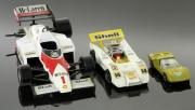 Lote 189 - MINIATURAS AUTOMÓVEIS - Conjunto de 3 miniaturas com posto de um McLaren MP4 à escala 1:24 da Burago com falta de uma roda traseira, um Barracuda à escala 1:42 da Matchbox e um Gruesome Twosome à escala 1:62. Nota: sinais de manuseamento, faltas e defeitos