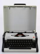 Lote 196 - OLYMPIA, MÁQUINA DE ESCREVER VINTAGE - Modelo Traveller de Luxe, anos 70, tampa de protecção incorporada, teclado AZERT. DIM: 9X32X31 cm. Nota: sinais de uso.