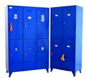 Lote 9 - CACIFOS EM FERRO - Conjunto de 2 módulos de cacifos pintados de azul sendo um com 6 compartimentos e um com 4 compartimentos. Todos com porta e fechadura com chave. Dim: 160x100x40 cm e 160x67,5x40 cm. Nota: sinais de uso