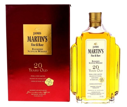 Lote 2022 - WHISKY JAMES MARTIN'S 20 ANOS - Garrafa de Whisky, Fine & Rare, Blended Scotch Whisky, Escócia (700ml - 43%vol). Nota: garrafa idêntica (em caixa de madeira) à venda por € 418,20. Em caixa de cartão original. Consultar valor indicativo em http