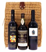 Lote 2052 - CABAZ COM GARRAFAS - Conjunto de 3 garrafas composto de uma garrafa de Vinho da Madeira, D'Oliveiras 5 Anos, Meio Seco, Pereira D'Oliveira Vinhos, Funchal, (750ml - 19%vol.), uma garrafa de Vinho Tinto, Quinta de Foz de Arouce, Vinho Regional 