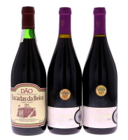 Lote 2108 - GARRAFAS DE VINHO TINTO - 3 garrafas de Vinho Tinto, DOC Dão sendo 2 garrafas de Catedral 2003, das castas Alfrocheiro, Tinta Roriz e Touriga Nacional, (750ml – 12,5%vol.), Obteve o Prémio Melhor Compra em 2006 da Revista de vinhos, e 1 garr