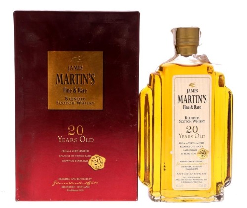 Lote 2794 - WHISKY JAMES MARTIN'S 20 ANOS - Garrafa de Whisky, Fine & Rare, Blended Scotch Whisky, Escócia (700ml - 43%vol). Nota: garrafa idêntica (em caixa de madeira) à venda por € 418,20. Em caixa de cartão original. Consultar valor indicativo em http