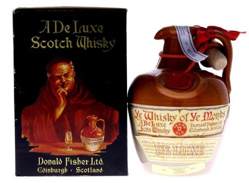 Lote 2798 - WHISKY YE MONKS DE LUXE 12 ANOS - Garrafa de Whisky, Decanter em cerâmica, De Luxe Scots Whisky, Edimburgh (750ml - 40%vol.). Nota: garrafa idêntica à venda por € 1.500. Em caixa de cartão original. Consultar valor indicativo em http://www.rin