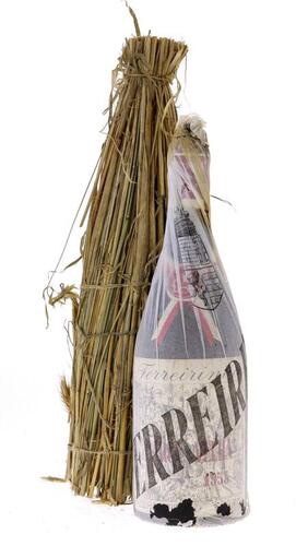 Lote 2800 - BARCA VELHA 1953 - Rara garrafa de Vinho Tinto, Barca Velha, Colheita 1953, Ferreirinha, (750ml). Apresenta acentuada perda e papel de invólucro danificado e manchado no topo. Nota: vinho Barca Velha do ano de 1953 não se encontra à venda no m