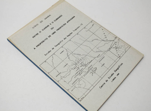 Lote 493 - ENTRE O CUNENE E CUBANGO OU A PROPÓSITO DE UMA FRONTEIRA AFRICANA - Ilídio do Amaral, Lisboa, Edição do Centro de Estudos Geográficos; Estudos de Geografia das Regiões Tropicais, Lisboa, 1982. Exemplar dactilografado. Óptimo exemplar