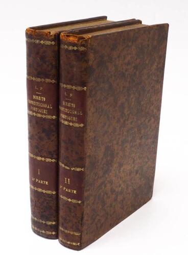 Lote 498 - DIREITO CONSTITUCIONAL PORTUGUEZ. ESTUDOS SOBRE A CARTA CONSTITUCIONAL DE 1826 E ACTO ADICIONAL DE 1852. 2 VOLS - L. P., Coimbra, Imprensa da Universidade, 1880; 1879. 2 vols, obra completa, 386 pp. + 322 pp.. Raríssimo. Peça de colecção. Encad