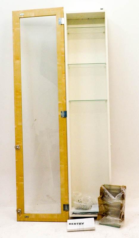 overdrijving Socialisme Mevrouw Lote 12 - VITRINE IKEA - Vitrine vertical de parede, modelo Bertby,cor  branca e bétula, com 16 prateleiras de vidro,no interior. Manual de  instruções e ferragens incluido. Dim:170x42x19 cm. PVP em loja