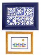 Lote 25 - QUADROS DECORATIVOS - Conjunto de 2 quadros com molduras em madeira sendo um com bordado policromado e um com 6 azulejos em tons de azul. Dim: 18x23 cm e 23x30 cm (molduras respectivamente)