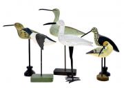 Lote 41 - PÁSSAROS DECORATIVOS - Conjunto de 6n pássaros em madeira com decorações policromadas diversas. Bases em madeira e metal. Dim: 43 cm (maior) Nota: sinais de manuseamento