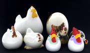 Lote 45 - GALINÁCEOS DIVERSOS - Conjunto de 8 peças sendo uma galinha em cerâmica branca com detalhes a amarelo, um casal de galo e galinha com decoração branco e detalhes a castanho, um par de saleiros em forma de galo e galinha com decoração policromada, um par de saleiros em forma de cabeças de galo e galinha com decoração policromada e um ovo em porcelana com decoração policromada com galinha e penas. Dim: 16x17x13 cm (galinha maior). Nota: sinais de uso