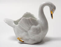 Lote 36 - VISTA ALEGRE, CISNE - Estatueta em porcelana com pormenores dourados, marca pouco legível. Dim: 13x10x7cm. Nota: sinais de uso, bom estado de conservação.