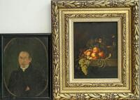 Lote 103 - PINTURAS A ÓLEO - Original - duas pinturas a óleo sobre madeira, motivo Natureza Morta com Frutos, com moldura em madeira dourada ornamentada com frisos de folhas de acanto, e Retrato de Homem, com moldura preta em madeira. Dimensão: mancha pic