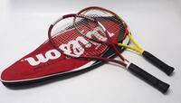 Lote 217 - DUAS RAQUETES DE TENIS - Conjunto de duas raquetes de tenis com saco, uma raquete Artengo Easy com 69 cm, uma raquete Head Guga, com 63,5cm, saco Wilson (K) Factor. Nota: sinais de uso e manuseamento.