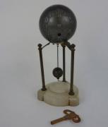 Lote 1307 - Relógio de mesa em latão sobre base de alabastro, com chave, com 25 cm de altura, não testado, antigo