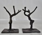 Lote 1921 - Par de esculturas antigas em bronze, motivo "Árvore" com 18 cm de altura cada