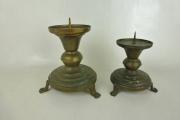 Lote 13 - Lote de castiçais em bronze, com 14 e 18 cm de altura e base da vela com 9,5 cm e 11 cm Nota: com sinais de uso e oxidação