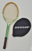Lote 39 - Raquete de ténis antiga em madeira, marca DUNLOP, Evonne Goolagong. Dim: 68X23cm. Nota: marcas de uso.
