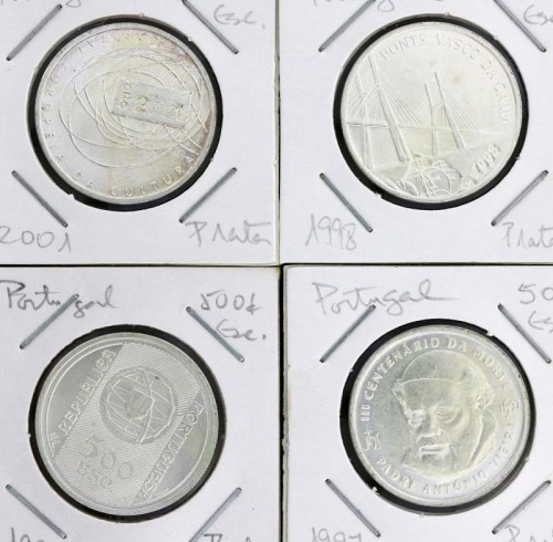 Lote 11 - PORTUGAL, MOEDAS DIVERSAS EM PRATA, ANOS 1996/1997/1998 e 2001- Conjunto de 4 moedas de 500 escudos alusivas a diversas temáticas. Peso total: 56 g. Dim: 30 mm. Sem classificação atribuída pela Oportunity Leilões, cabe ao licitante atribuir a cl