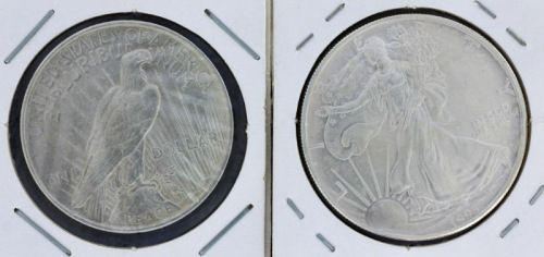 Lote 24 - E. U. A., MOEDAS DE 1 DOLLAR EM PRATA, ANOS 1923-1993 - Conjunto de 2 moedas de 1 Dollar. Peso total: 53,8 g. Dim: 38 mm, e 40,60 mm respectivamente. Sem classificação atribuída pela Oportunity Leilões, cabe ao licitante atribuir a classificação