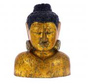 Lote 21 - BUSTO DE BUDA - Escultura em madeira entalhada a dourado, representando cabeça de Buda. Made in Indonésia. Dim: 41x32x18 cm (aprox.). Nota: apresenta ligeira fissura na parte da frente da cabeça