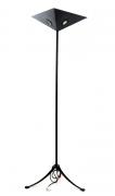 Lote 47 - CANDEEIRO DE PÉ - Estrutura em ferro de formato triangular com 3 lumes, assente em coluna central terminando em 3 pés recurvados. Dim: 184 cm de altura. Nota: sinais de uso
