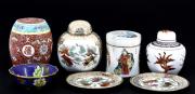 Lote 53 - POTES E PRATOS EM PORCELANA E TAÇA CLOISONNÉ - Conjunto de 7 peças, composto por 4 potes e 2 pratos, decorações, formatos e tamanhos diferentes e taça cloisonné com decoração floral em fundo azul. Dim: 16 cm de altura (pote maior)