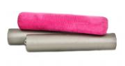 Lote 130 - ALMOFADAS DE ROLO - Conjunto de almofada em tecido aveludado cor de rosa e par de almofadas de tom metalizado em tela sintética. Dim: 104 cm de comprimento (rosa)