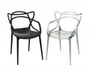 Lote 144 - CADEIRAS DE DESIGN - Conjunto de 2 cadeiras, sendo uma em plástico preto e a outra transparente. Decoração entrançada e vazada. Dim: 82x55x46 cm