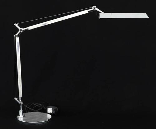 Lote 9 - ARTEMIDE, CANDEEIRO DE MESA/SECRETÁRIA - Modelo Tolomeo Video. Design de Michele de Lucchi & Giancarlo Fassina. Em metal cromado com sistema de regulação por cabos de aço. Dim: 106x23 cm (altura máxima) .Nota: em bom estado, a funcionar