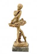 Lote 87 - BAILARINA EM FAIANÇA - Figura de bailarina clássica em faiança monocroma castanha assente em base de mármore cinzento. Dim: 23 cm
