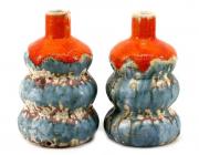 Lote 88 - MERCÊS DE VILLASECA (CÊS) - Originais - Par de bases para candeeiro em cerâmica com decoração em tons de laranja e azul. Assinadas. Dim: 18,5 cm