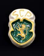Lote 89 - MERCÊS DE VILLASECA (CÊS) - Original - Cinzeiro com o emblema do Sporting Clube de Portugal em cerâmica com decoração policromada. Assinado. Dim: 16x10,5 cm