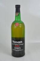 Lote 1153 - Lote de garrafa magnum (150 cl) de Vinho do Porto, Taylor´s LBV de 1983, engarrafado em 1988, em caixa de madeira. Para coleccionador. Nota: Garrafa com fuga e vinho com sedimento.