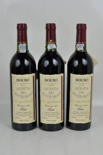 Lote 1154 - Lote de três garrafas vinho tinto Douro - Quinta do Monte Bravo, Touriga Nacional, Reserva de 1998, com ficha técnica completa. Produção de apenas 8490 garrafas tendo estas os n.ºs 8068, 7815 e 7806. Para coleccionadores.