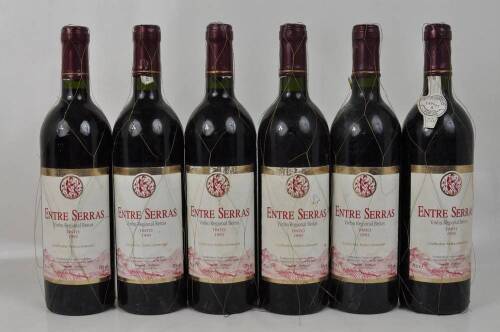 Lote 1155 - Lote de seis garrafas Entre Serras - Vinho Regional Beiras, colheita de 1995, Covilhã. Nota: pequenas falhas nos rótulos.