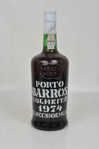 Lote 1158 - Lote de Garrafa de Vinho do Porto BARROS, Colheita 1974, aloirado doce, engarrafado em 1989, para coleccionador.