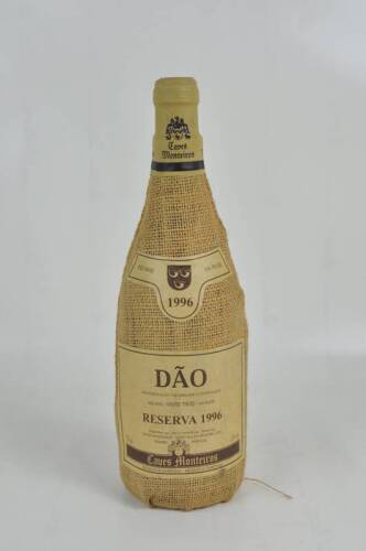 Lote 1166 - Lote de Garrafa de vinho tinto do Dão "Caves Velhas" - 1996 - Reserva, com invólucro de serapilheira. Para coleccionadores.