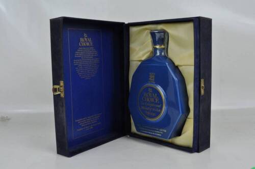 Lote 1168 - Lote de garrafa de Whisky ROYAL CHOICE 21 anos, "An Exceptional Blend of Scotch Whisky". Whisky de grande qualidade em garrafa cerâmica azul e caixa própria. PVP Garrafeira aprox. 140€. Para coleccionador.