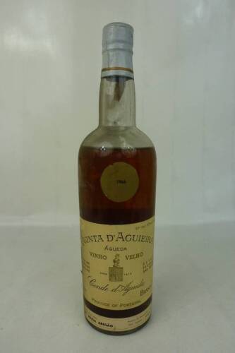 Lote 1173 - Lote de uma garrafa de Quinta da Aguieira, Vinho Velho, Conde de Águeda, branco, 1966. Para coleccionadores. Nota: com perda.