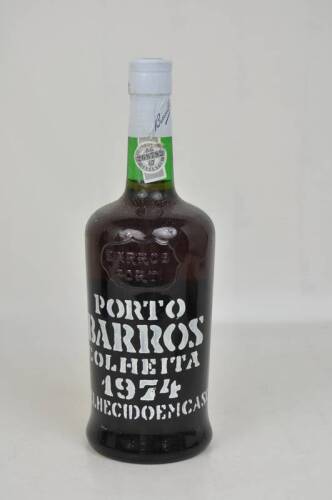 Lote 1181 - Lote de Garrafa de Vinho do Porto BARROS, Colheita 1974, aloirado doce, engarrafado em 1989, para coleccionador.