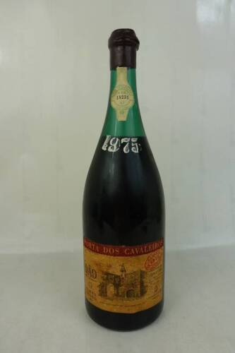 Lote 1195 - Lote de uma garrafa magnum de Porta dos Cavaleiros Reserva de 1975 (1,5L). Para coleccionadores. Nota: pequenas falhas no lacre.