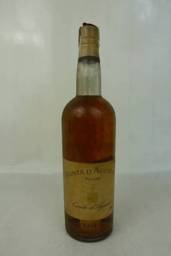 Lote 1196 - Lote de uma garrafa de Quinta da Aguieira, Conde de Águeda, branco, 1959. Nota: perda